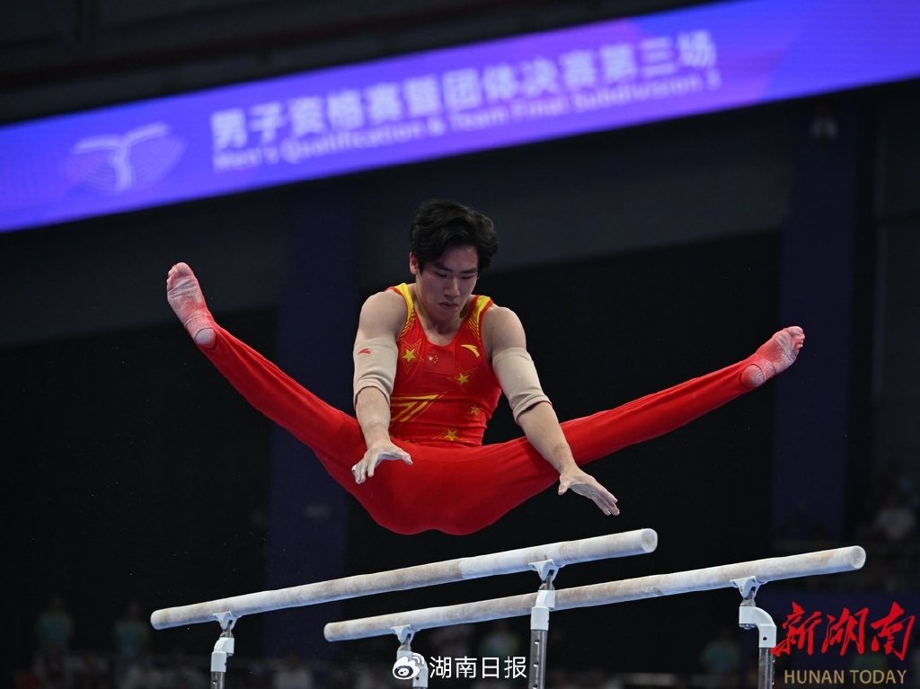 体操男子团体赛，中国队斩获银牌
